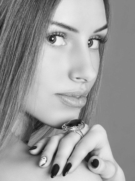 portrait-beautiful-woman-home_95319588